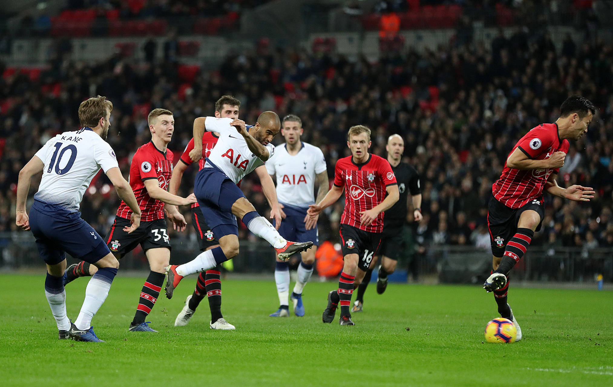 洲足坛备受 洲足坛备受